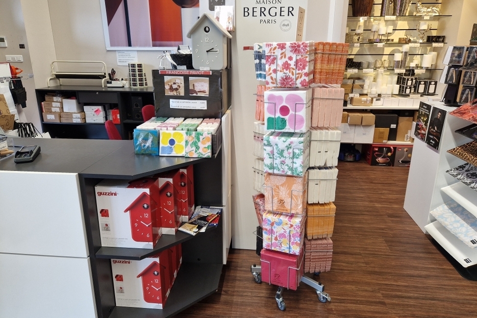 Art de la table : serviette de table Franoise Paviot, horloge coucou Guzzini