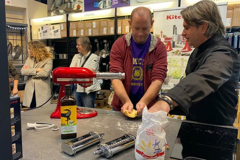 Lionel apprend  faire des ptes  nos clients 