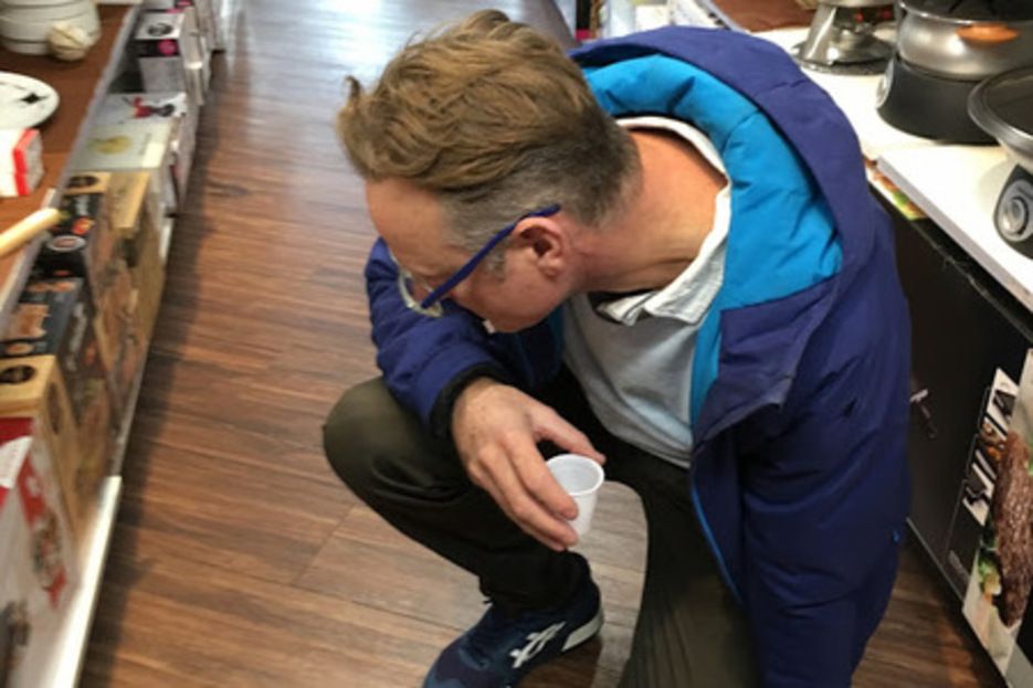 Curieux client ! il lit TOUT, mme l'arrire de la bote !